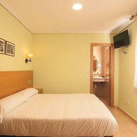 Hostal Los Batallones Torrejon de Velasco Exterior photo