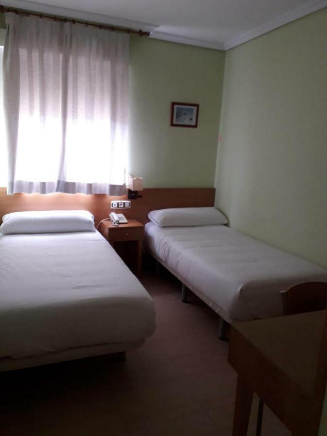 Hostal Los Batallones Torrejon de Velasco Exterior photo